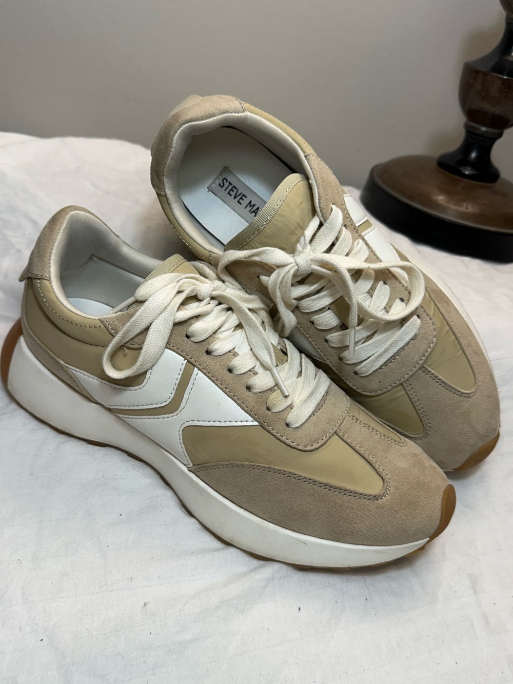Tan Steve Madden Escapade sneakers women 9 white beige natural Brown shoes 9